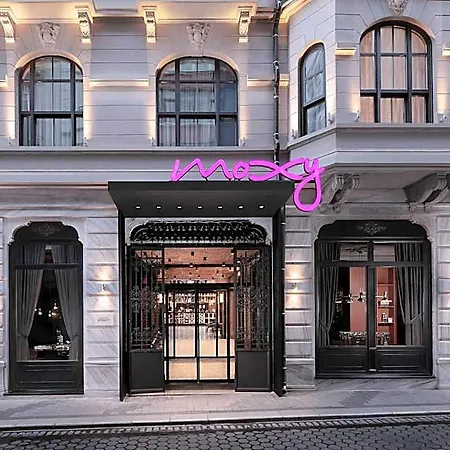 Moxy Taksim Hotel 3*