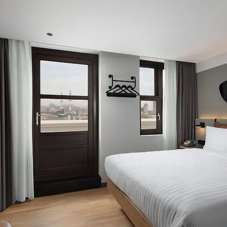 Moxy Taksim 3*